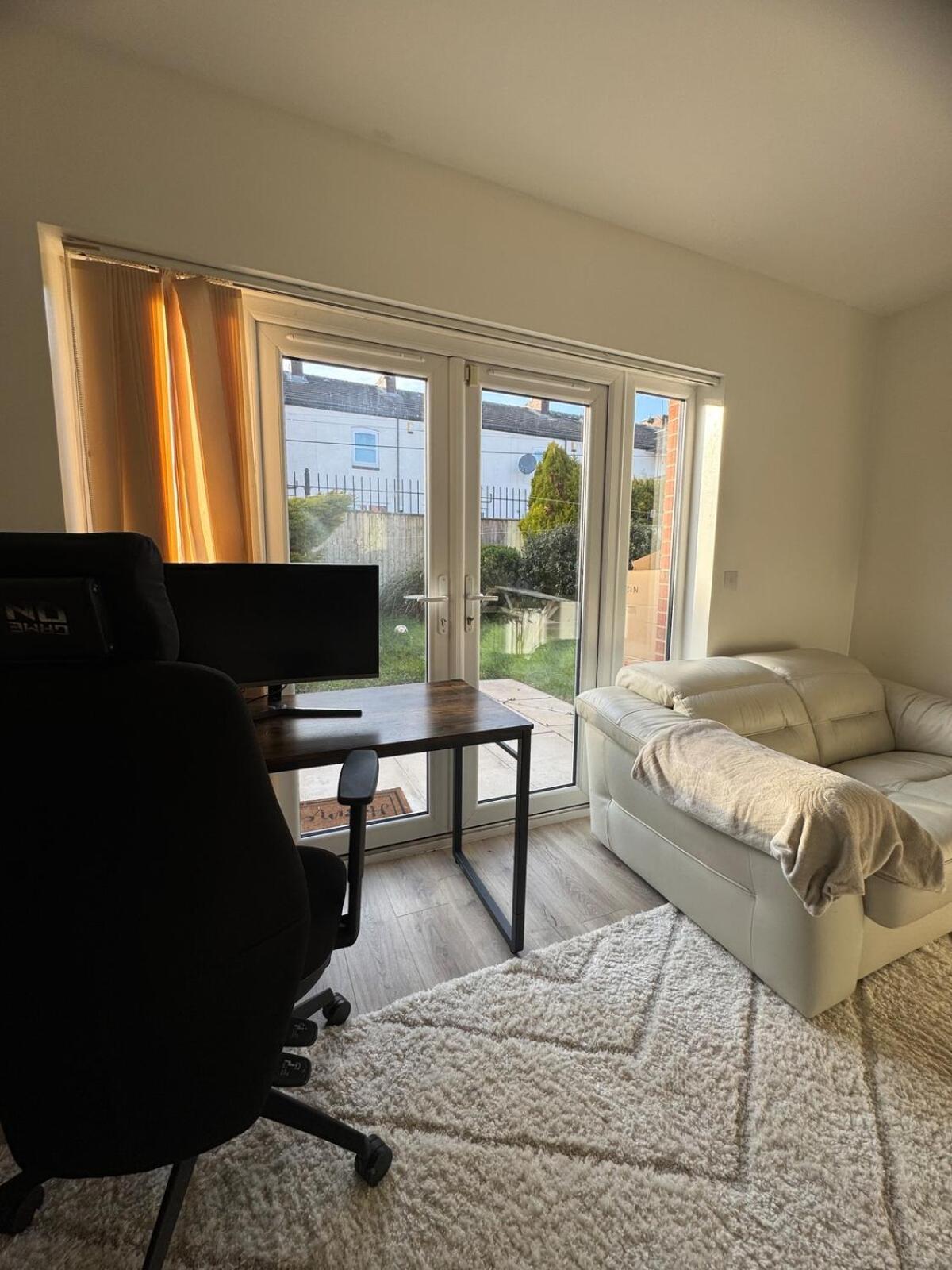 Apartment Large 3 Bed House Near Etihad And Coop Live